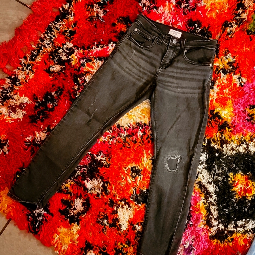 2 pairs of size 10 reg levis denizen distressed jeans. NWOT